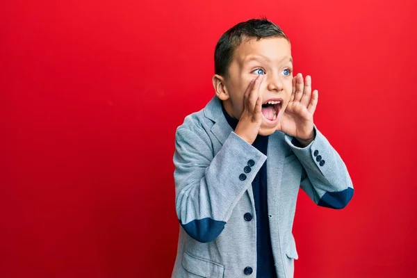 Niño Pequeño Con Elegante Chaqueta Negocios Gritando Gritando Fuerte Lado — Foto de Stock