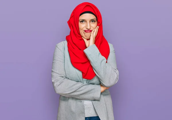 Beautiful Hispanic Woman Wearing Traditional Islamic Hijab Scarf Thinking Looking — ストック写真