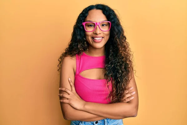 Jonge Latijnse Vrouw Met Casual Kleding Een Bril Glimlachend Met — Stockfoto