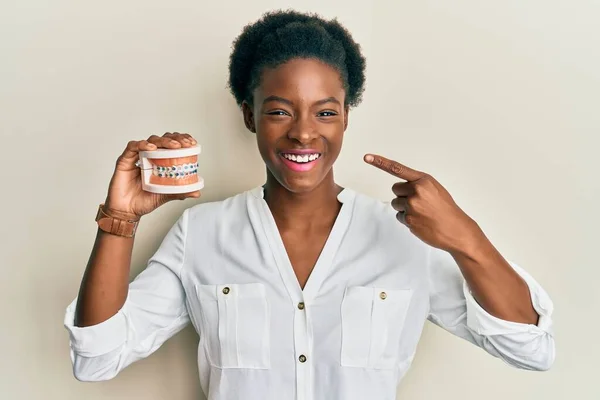 Joven Afroamericana Chica Sosteniendo Ortodoncia Sonriendo Riendo Fuerte Voz Alta — Foto de Stock