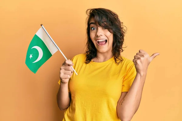 Молодая Латиноамериканка Пакистанским Флагом Указывая Пальцем Сторону Улыбаясь Счастливой Открытым — стоковое фото