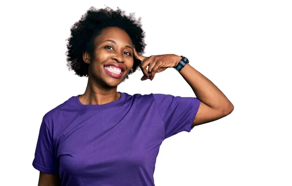 Αφροαμερικανή Γυναίκα Αφρο Μαλλιά Φορώντας Casual Μωβ Πουκάμισο Χαμογελώντας Δείχνοντας — Φωτογραφία Αρχείου