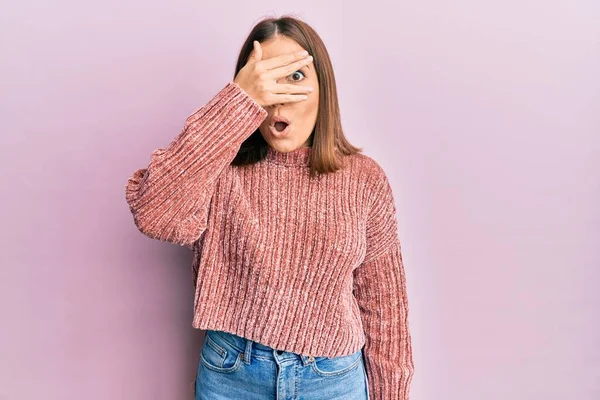 Jonge Mooie Vrouw Dragen Casual Kleding Gluren Shock Bedekken Gezicht — Stockfoto