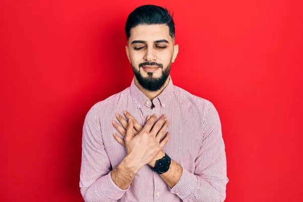 Hombre Guapo Con Barba Vistiendo Camisa Roja Casual Sonriendo Con — Foto de Stock