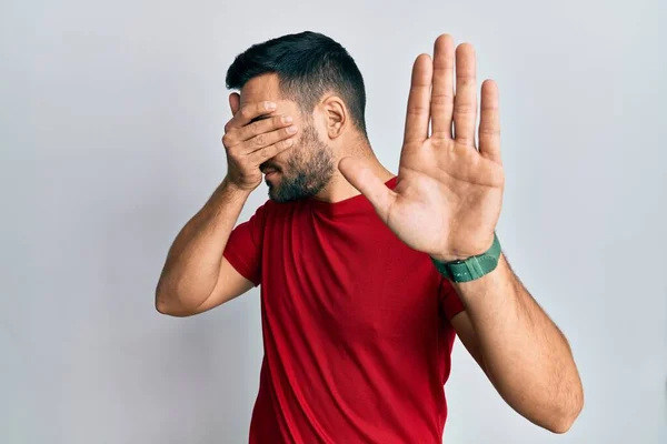 Ung Latinamerikansk Man Klädd Avslappnade Kläder Täcker Ögon Med Händer — Stockfoto