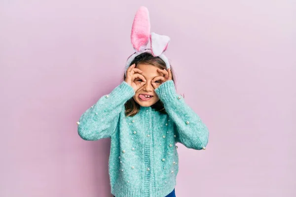 Kleines Hübsches Mädchen Mit Niedlichen Osterhasenohren Die Wie Ferngläser Die — Stockfoto