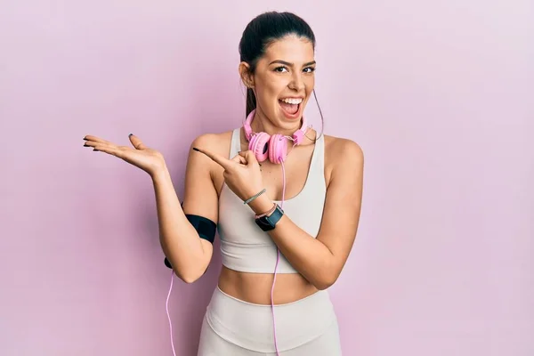 Ung Latinamerikansk Kvinna Klädd Gympakläder Och Med Hörlurar Förvånad Och — Stockfoto