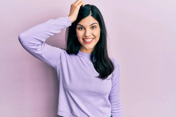 Mulher Hispânica Jovem Vestindo Roupas Casuais Sorrindo Confiante Tocando Cabelo — Fotografia de Stock