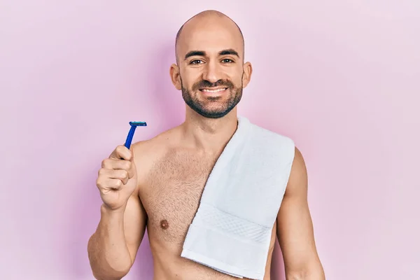 Jonge Kale Man Shirtloos Met Scheermes Zoek Positief Gelukkig Staan — Stockfoto