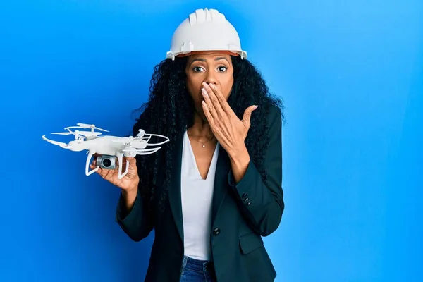 Mulher Afro Americana Meia Idade Vestindo Chapéu Duro Arquiteto Usando — Fotografia de Stock