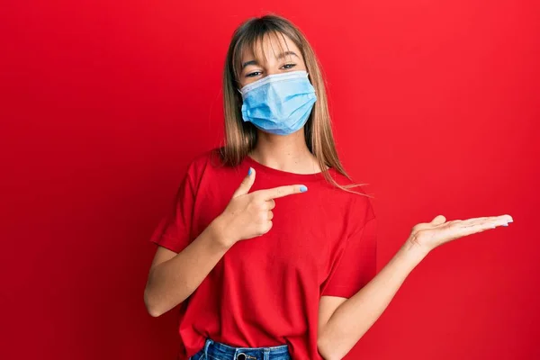 Adolescente Caucasiano Menina Vestindo Máscara Médica Espantado Sorrindo Para Câmera — Fotografia de Stock