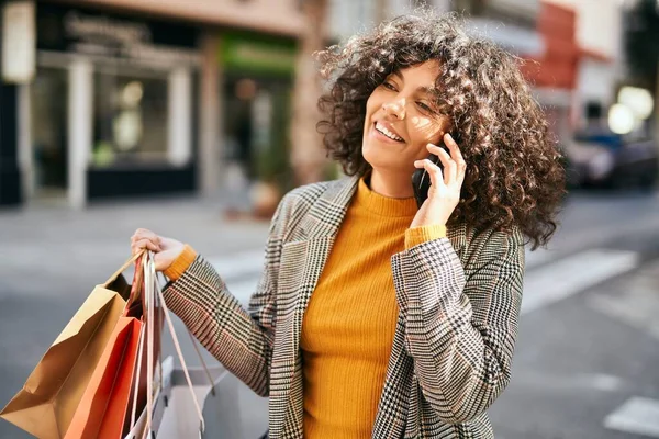 Junge Hispanische Frau Geht Shoppen Und Telefoniert Der Stadt — Stockfoto