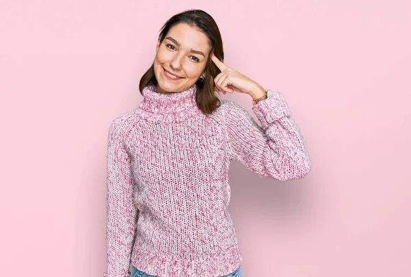 Junges Kaukasisches Mädchen Wollenen Winterpullover Lächelnd Mit Einem Finger Auf — Stockfoto