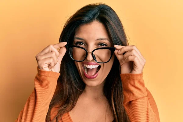 Hermosa Mujer Hispana Con Gafas Sonriendo Riendo Voz Alta Porque — Foto de Stock