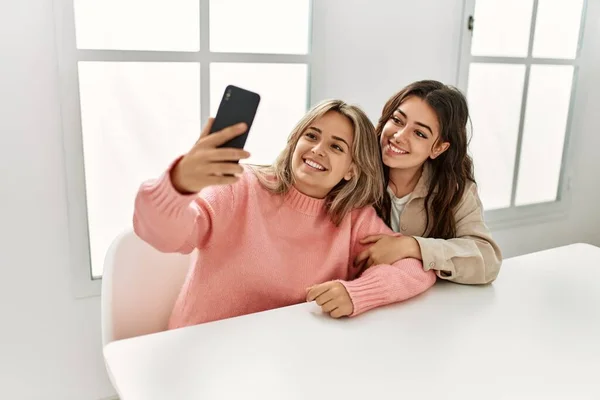 Jong Paar Glimlachen Gelukkig Maken Selfie Door Smartphone Thuis — Stockfoto