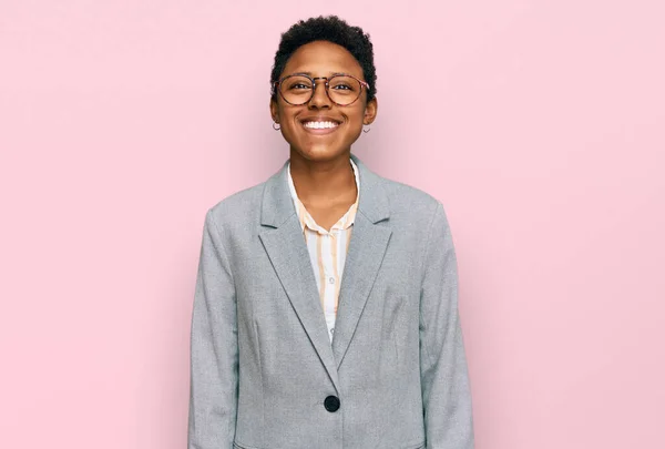 Mujer Afroamericana Joven Vestida Con Ropa Negocios Con Una Sonrisa — Foto de Stock