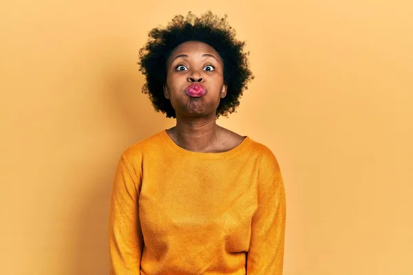 Jonge Afro Amerikaanse Vrouw Draagt Casual Kleding Puffend Wangen Met — Stockfoto
