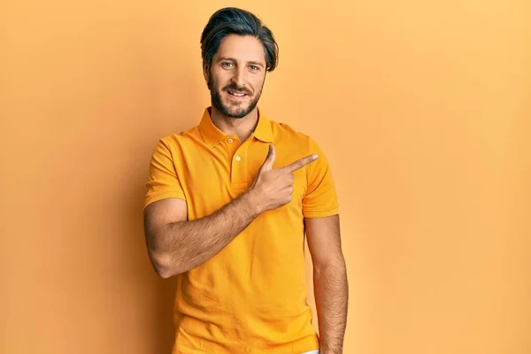 Joven Hombre Hispano Vistiendo Camiseta Amarilla Casual Alegre Con Una — Foto de Stock