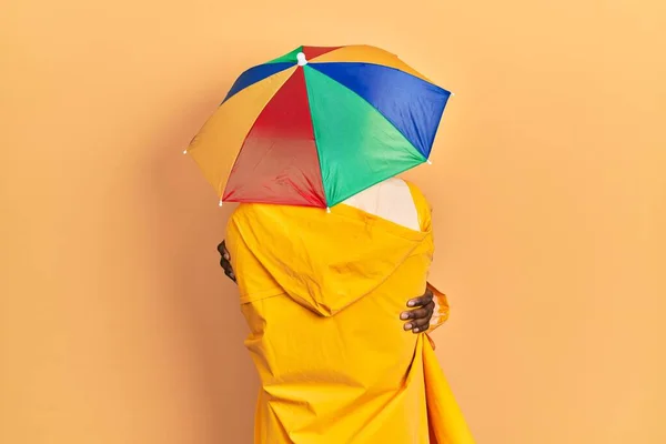 Jeune Homme Afro Américain Portant Imperméable Jaune Serrant Dans Ses — Photo