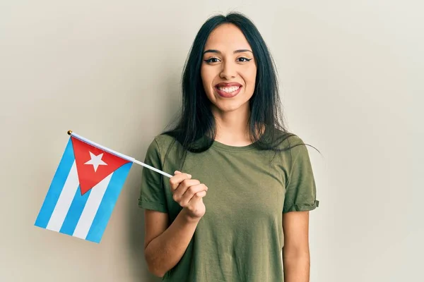 Junges Hispanisches Mädchen Mit Kubafahne Sieht Positiv Und Glücklich Stehend — Stockfoto