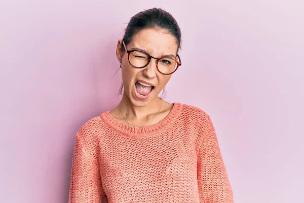 Jonge Blanke Vrouw Dragen Casual Kleding Bril Knipogen Naar Camera — Stockfoto