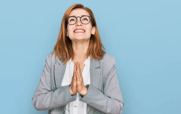 Mujer Joven Caucásica Con Estilo Negocios Gafas Mendigando Rezando Con —  Fotos de Stock