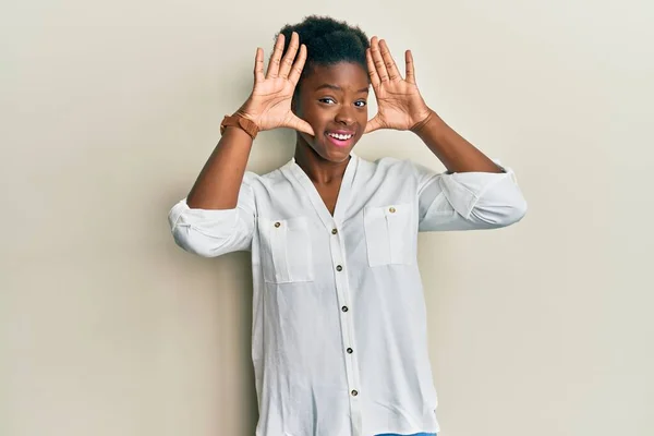 Młoda Afroamerykanka Luźnych Ciuchach Uśmiechnięta Radosna Grająca Boo Rękami Twarzy — Zdjęcie stockowe