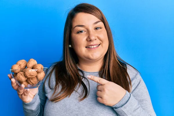 Vacker Brunett Storlek Kvinna Håller Skål Med Valnötter Ler Glad — Stockfoto