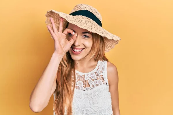 Junge Kaukasische Frau Mit Sommermütze Macht Geste Mit Lächelnden Händen — Stockfoto