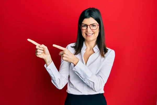 Ung Latinamerikansk Kvinna Bär Affärströja Och Glasögon Ler Och Tittar — Stockfoto