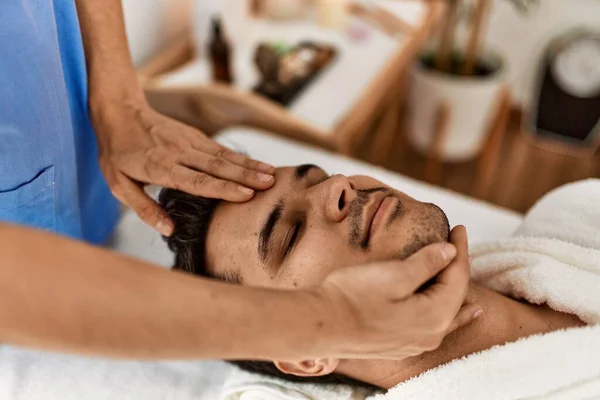 Uomo Sorridente Felice Reciving Massaggio Alla Testa Centro Bellezza — Foto Stock