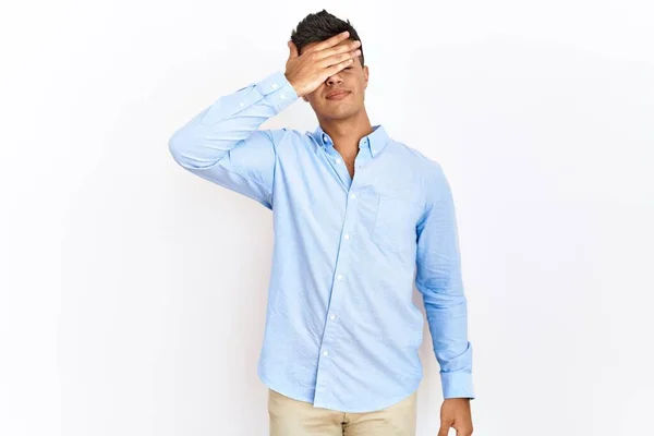 Jovem Hispânico Vestindo Camisa Negócios Sobre Fundo Isolado Cobrindo Olhos — Fotografia de Stock
