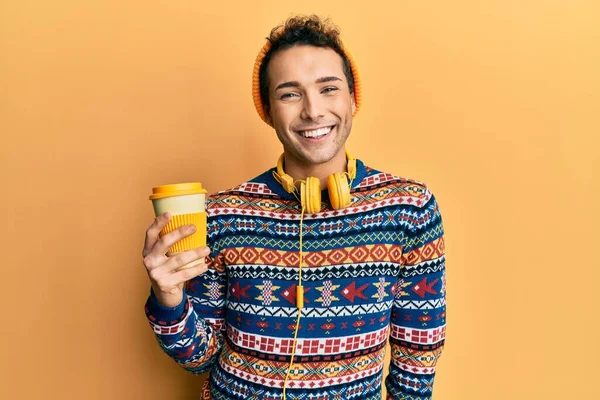 Jonge Knappe Man Die Een Kop Koffie Drinkt Met Een — Stockfoto