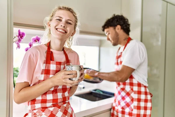 Pareja Joven Sonriendo Feliz Lavando Platos Bebiendo Café Cocina —  Fotos de Stock