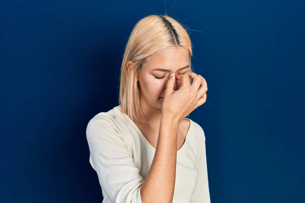 Hermosa Mujer Rubia Que Usa Suéter Casual Cansado Frotando Nariz — Foto de Stock