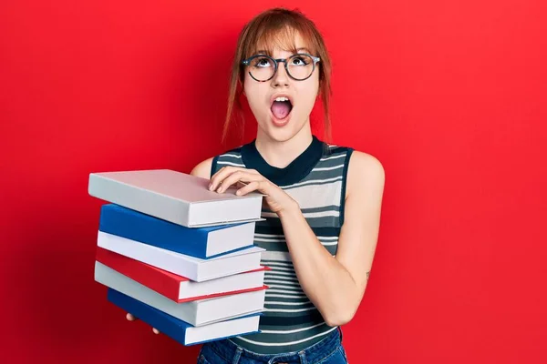 Rødhåret Ung Kvinde Holder Bunke Bøger Vred Gal Skrigende Frustreret - Stock-foto