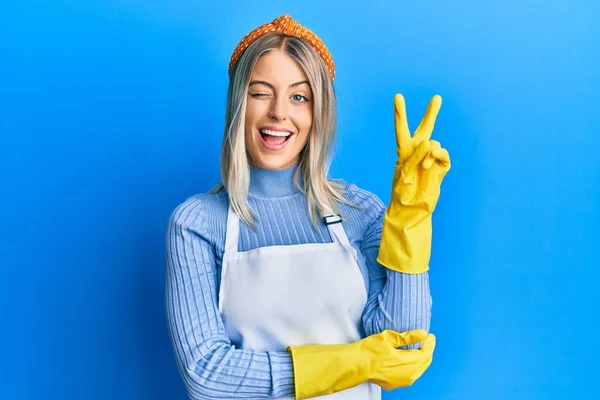 Schöne Blonde Frau Mit Putzschürze Und Handschuhen Die Mit Glücklichem — Stockfoto