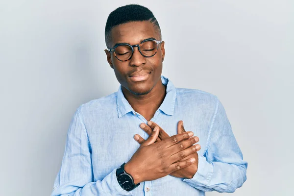 Junger Afrikanisch Amerikanischer Mann Lässiger Kleidung Und Brille Mit Lächelnden — Stockfoto