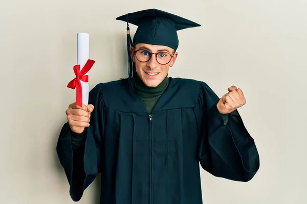 Jovem Caucasiano Vestindo Boné Formatura Roupão Cerimônia Segurando Diploma Gritando — Fotografia de Stock