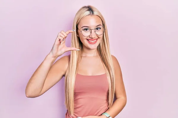 Ung Blond Flicka Bär Casual Kläder Leende Och Självsäker Gest — Stockfoto
