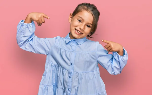 Klein Mooi Meisje Dragen Casual Kleding Kijken Zelfverzekerd Met Glimlach — Stockfoto