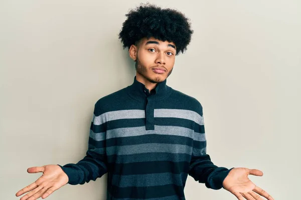 Junger Afrikanisch Amerikanischer Mann Mit Afro Haaren Lässiger Kleidung Ahnungslos — Stockfoto