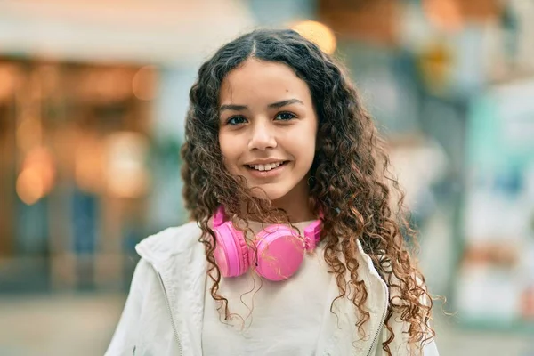 Niña Hispana Sonriendo Feliz Usando Auriculares Ciudad — Foto de Stock