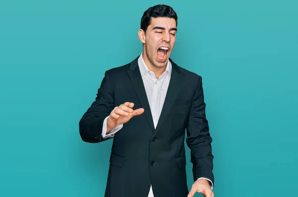 ビジネス服を着たハンサムなヒスパニック系の男が大声で叫び 口の中で手で横に大声で叫んでいます コミュニケーションの概念 — ストック写真