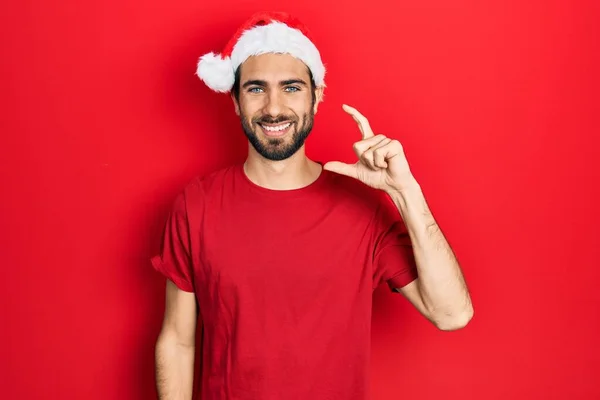 Young Hispanic Man Wearing Christmas Hat Smiling Confident Gesturing Hand — Stock Photo, Image