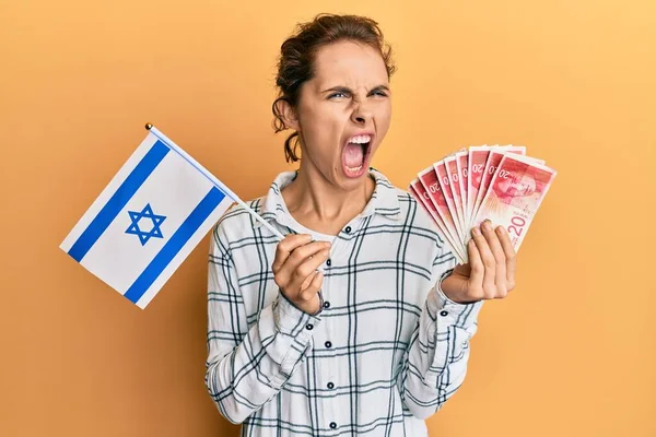 Junge Brünette Frau Mit Israel Flagge Und Schekel Banknoten Wütend — Stockfoto