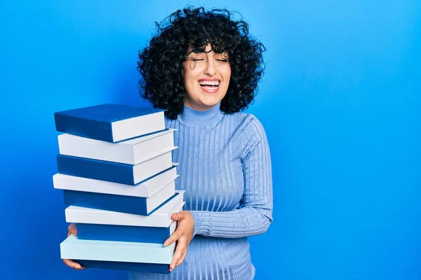 Jovem Mulher Oriente Médio Segurando Uma Pilha Livros Sorrindo Rindo — Fotografia de Stock