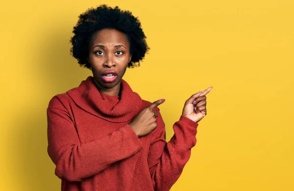 Afrikansk Amerikansk Kvinna Med Afro Hår Pekar Med Fingrarna Sidan — Stockfoto