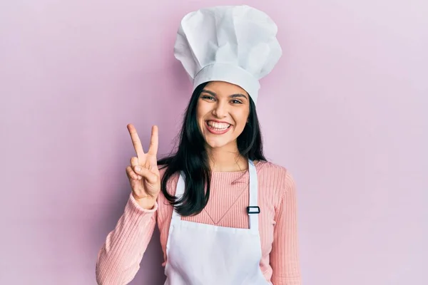 Νεαρή Ισπανίδα Που Φοράει Στολή Φούρναρη Και Μαγειρεύει Καπέλο Χαμογελώντας — Φωτογραφία Αρχείου