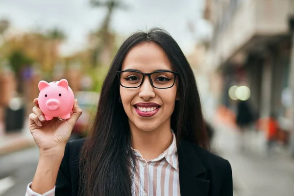 Jovem Empresária Hispânica Sorrindo Feliz Segurando Porquinho Cidade — Fotografia de Stock